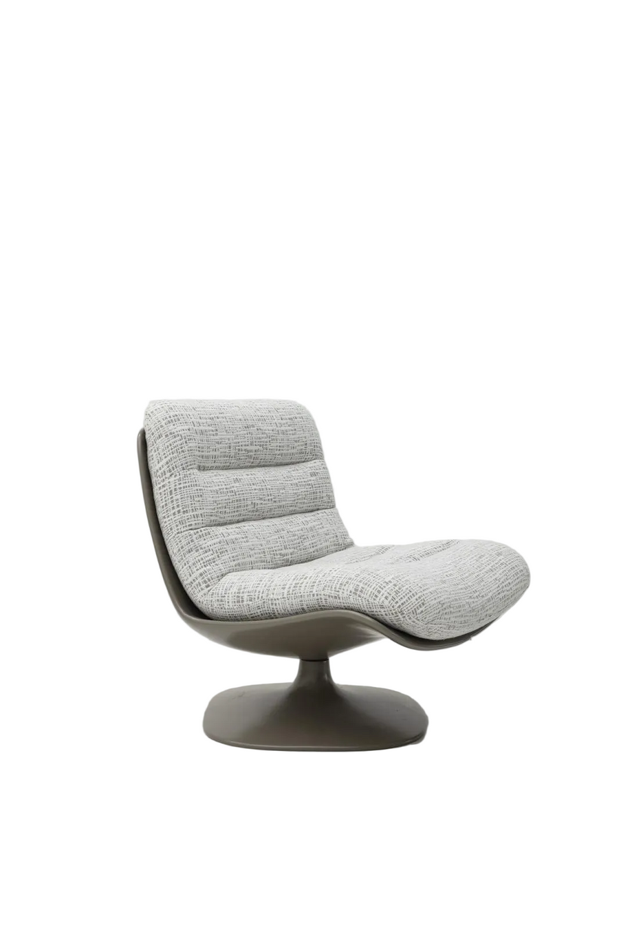 Fauteuil Alfonso in taupe bekleding, volledig vrijstaand op een witte achtergrond.