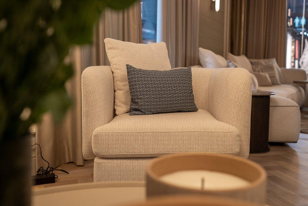 Fauteuil Tivoli in stof en roestvrij staal met verouderde bronsafwerking in een interieur