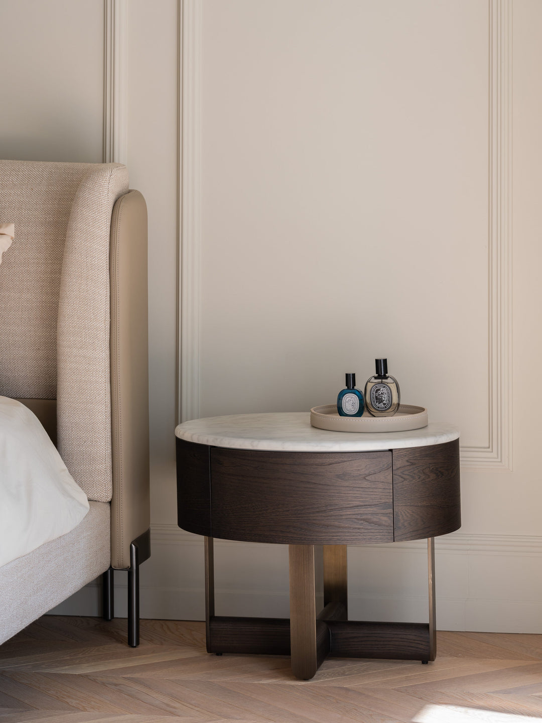Nachtkastje Firenze in houtfineer en bronskleurig metaal in een interieur