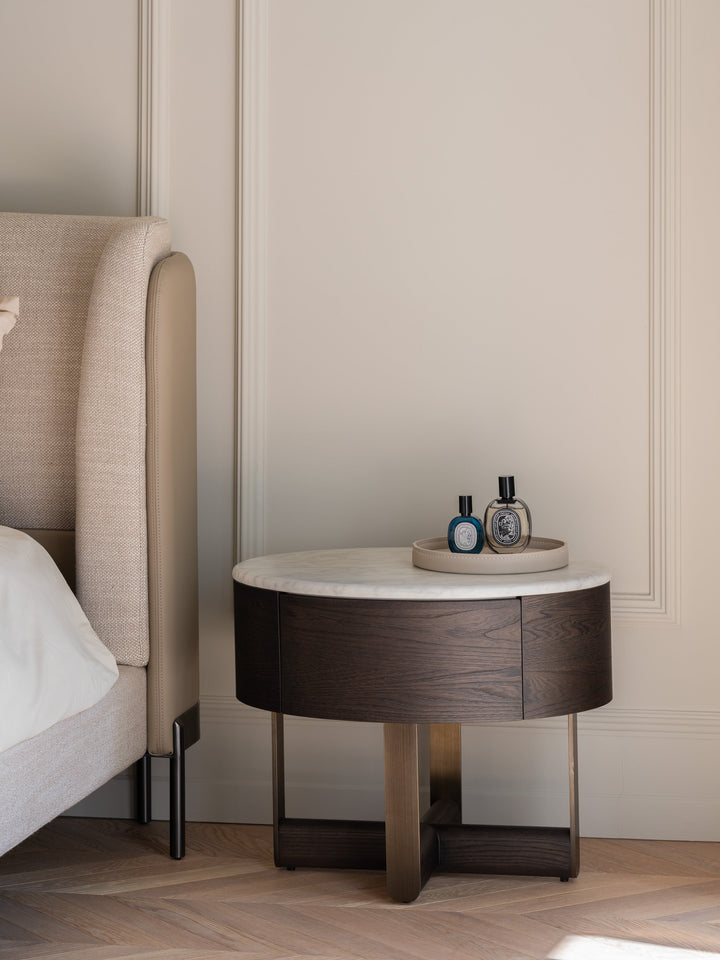 Nachtkastje Firenze in houtfineer en bronskleurig metaal in een interieur