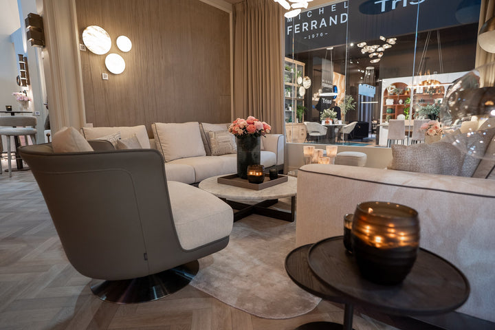 Salontafel Firenze in wit marmer en bronsafwerking in een interieur