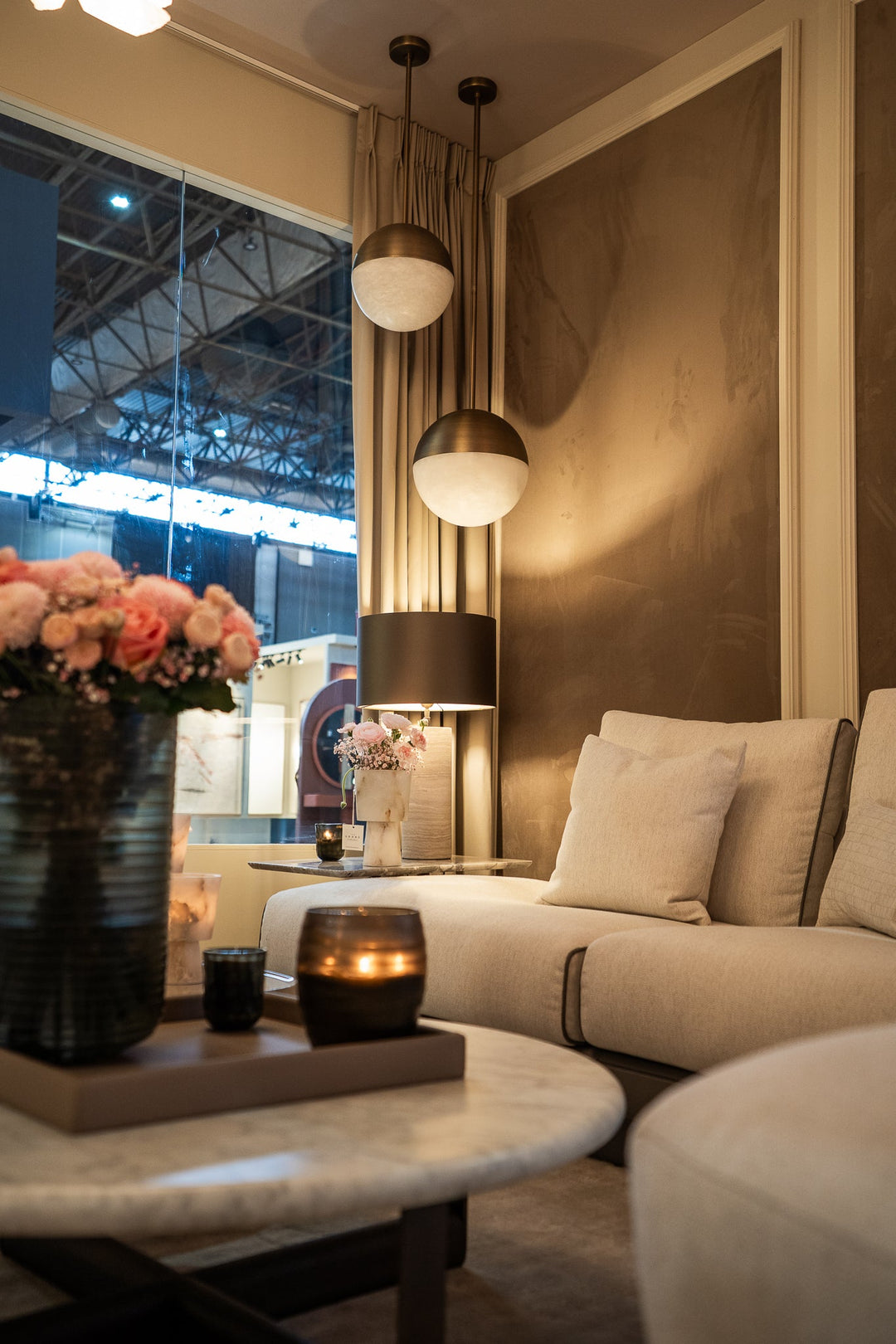 Salontafel Firenze in wit marmer en bronsafwerking in een interieur