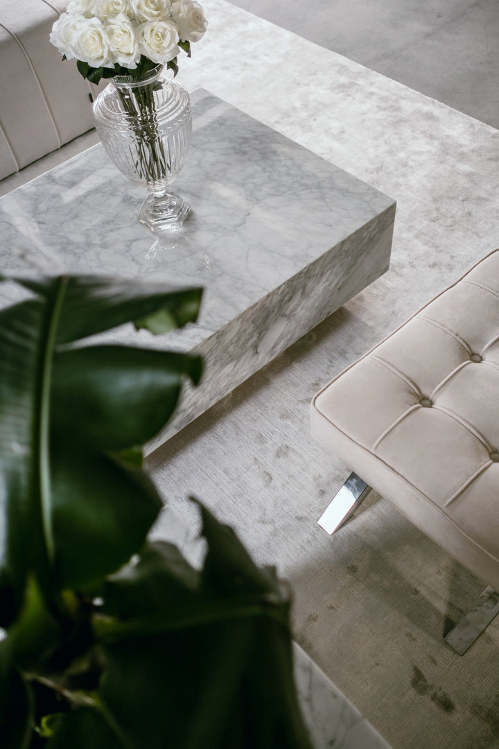 Salontafel Pieno Carrara in massief Carrara-marmer in een interieur