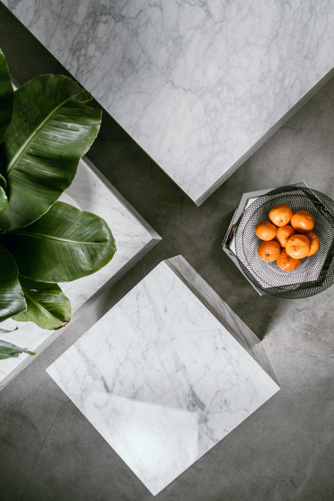 Bijzettafel Pieno Carrara in massief Carrara-marmer in een interieur