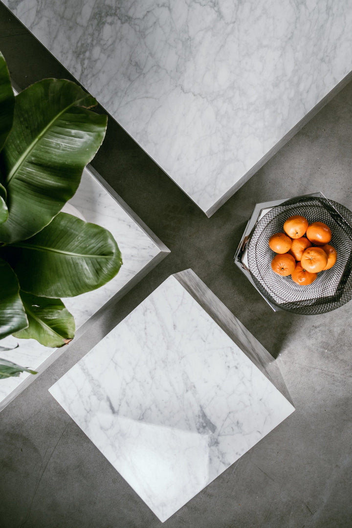 Bijzettafel Pieno Carrara in massief Carrara-marmer in een interieur