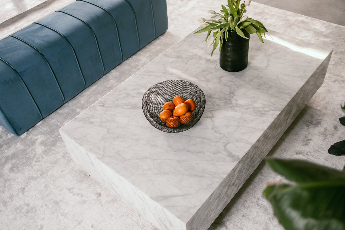 Salontafel Pieno Carrara in massief Carrara-marmer in een interieur