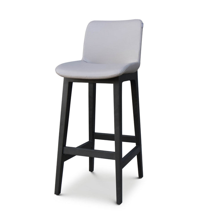 Barstoel Febe in beige leer – vrijstaand productbeeld