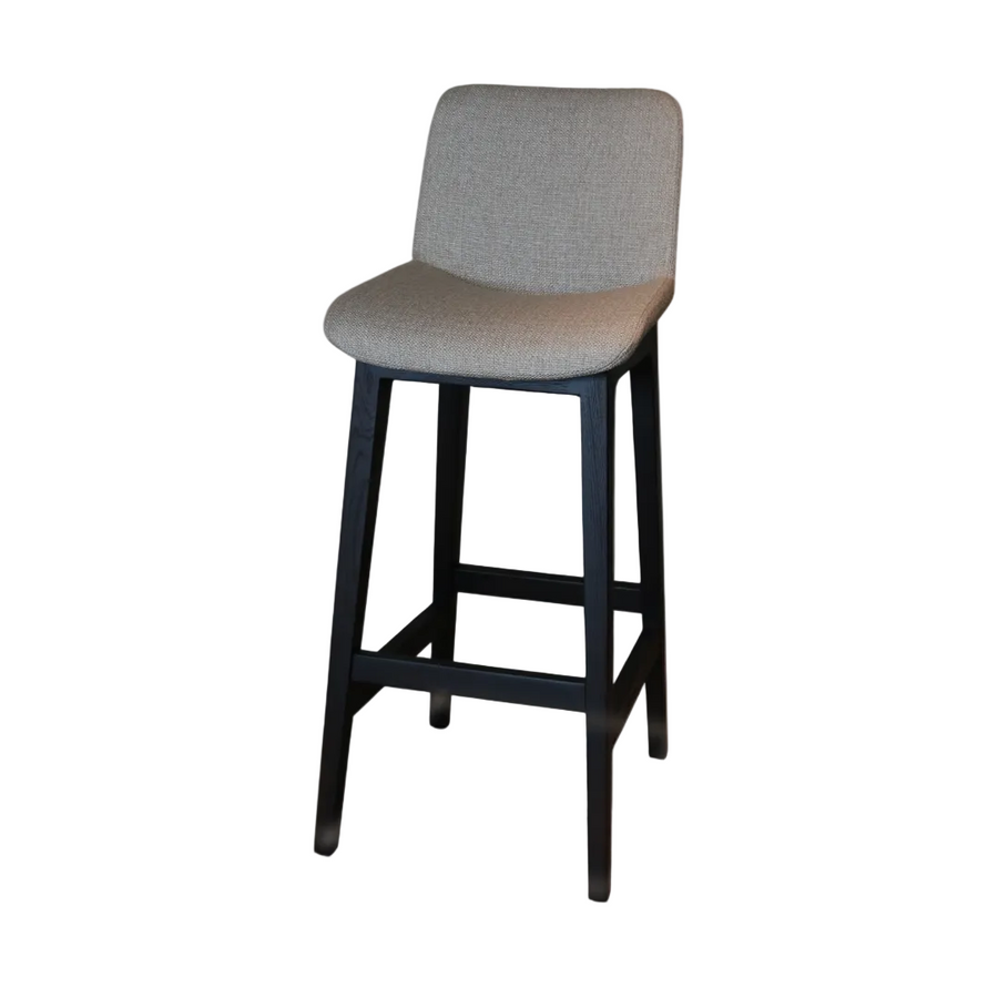 The Grand Barstoel Febe Taupe – productfoto op witte achtergrond