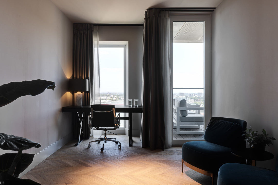 Bureau Elio in eiken Charcoal in een interieur