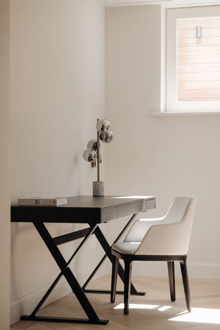 Bureau Elio in eiken Charcoal in een interieur
