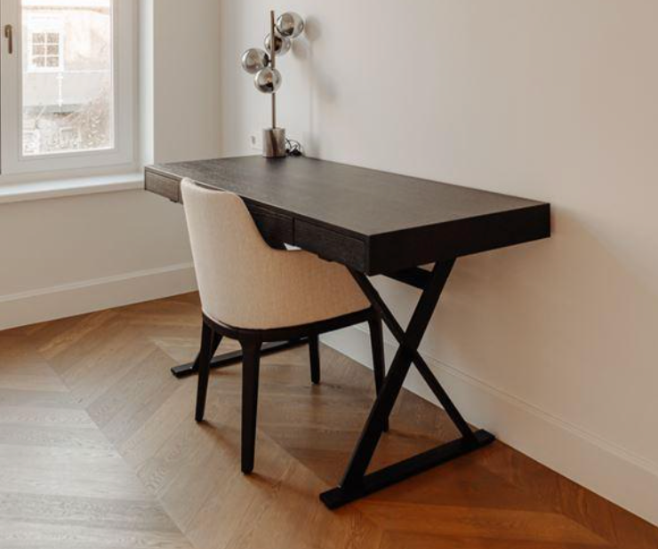 Bureau Elio in eiken Charcoal in een interieur