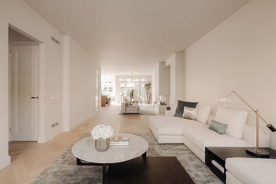 Salontafel Brio in wit Calacatta-marmer en hout in een interieur