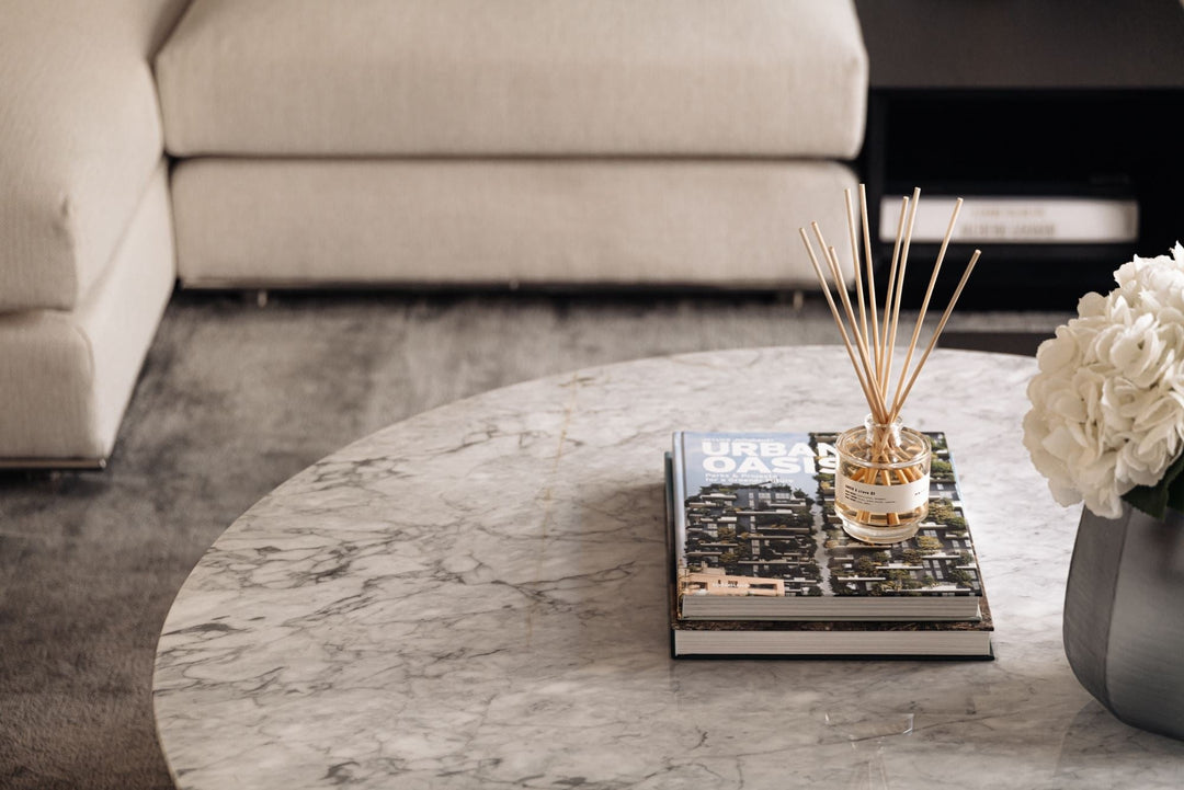 Salontafel Brio in wit Calacatta-marmer en hout in een interieur