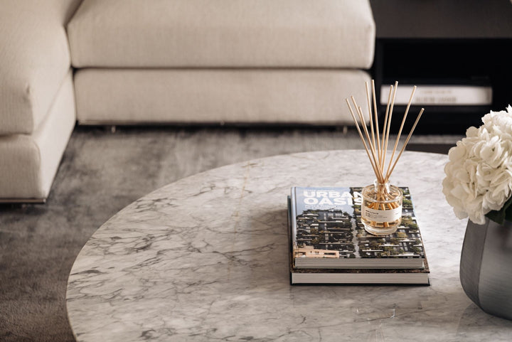 Salontafel Brio in wit Calacatta-marmer en hout in een interieur
