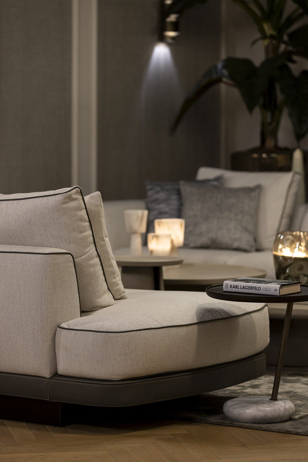 Chaise longue Gregorio in Greige in een interieur