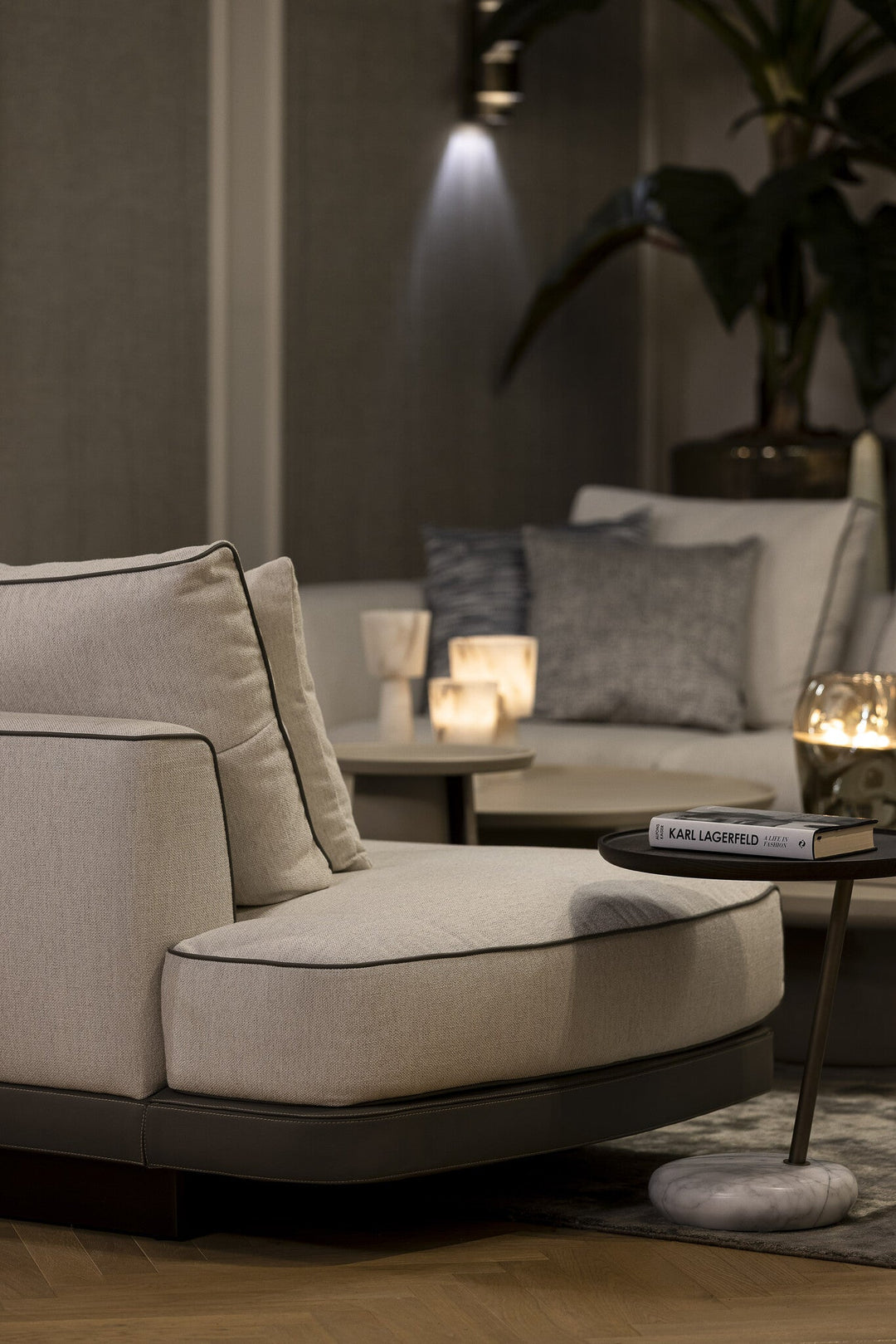 Chaise longue Gregorio in Greige in een interieur