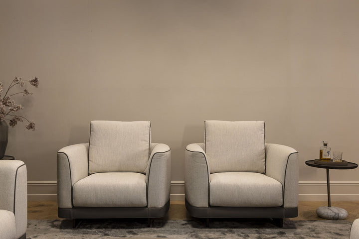 Fauteuil Gregorio in Greige in een interieur