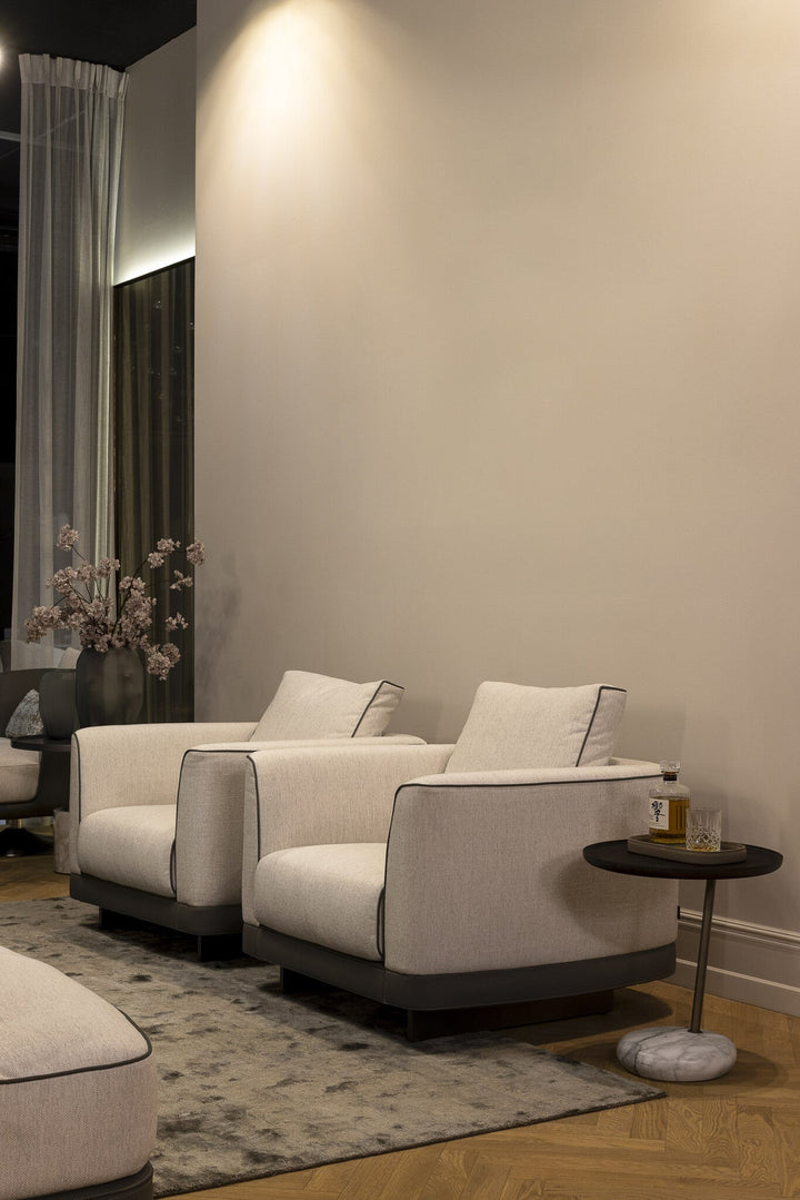 Fauteuil Gregorio in Greige in een interieur