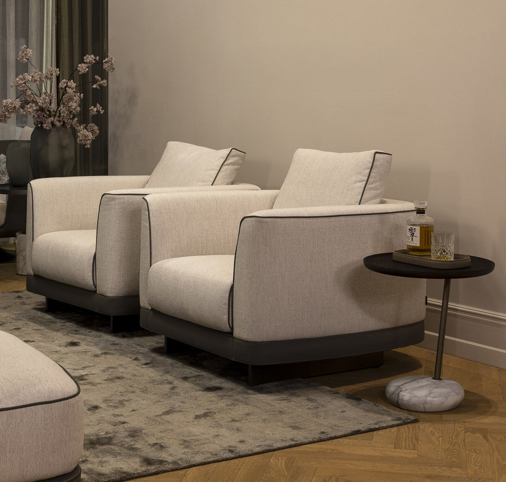 Fauteuil Gregorio in Greige in een interieur