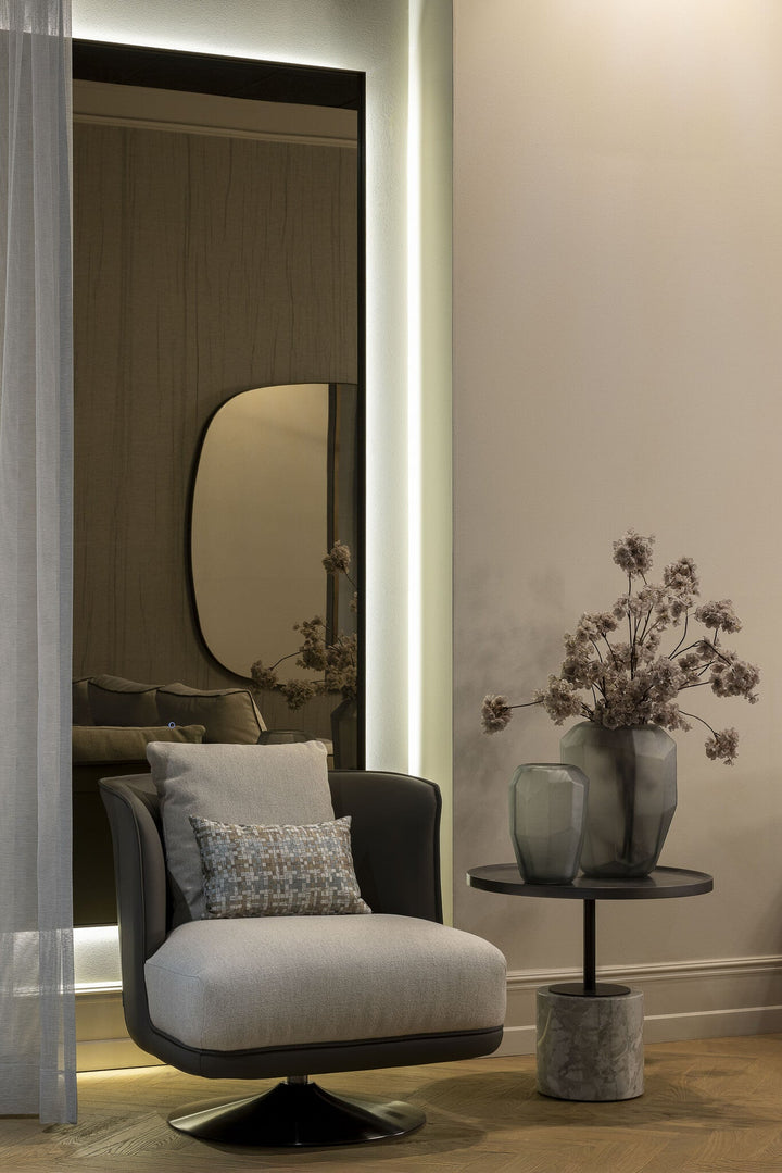 Draaifauteuil Gregorio in Greige in een interieur