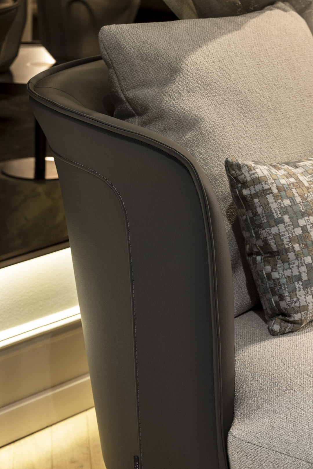 Draaifauteuil Gregorio in Greige – detail