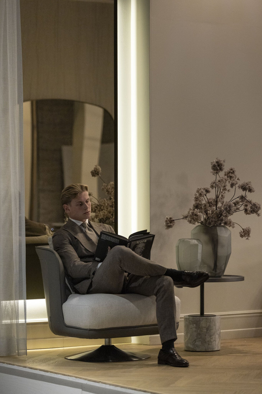 Draaifauteuil Gregorio in Greige in een interieur