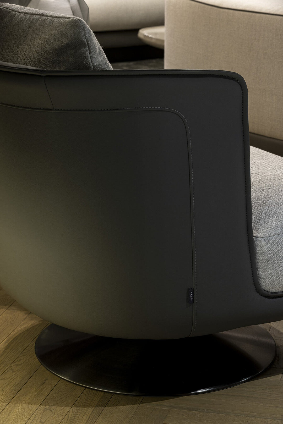 Draaifauteuil Gregorio in Greige – detail