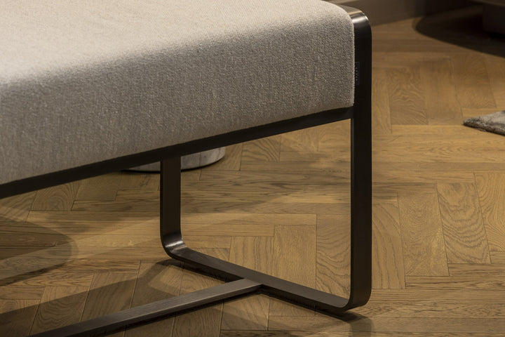 Poef Gregorio in greige stof, taupe grijs microleer – detail