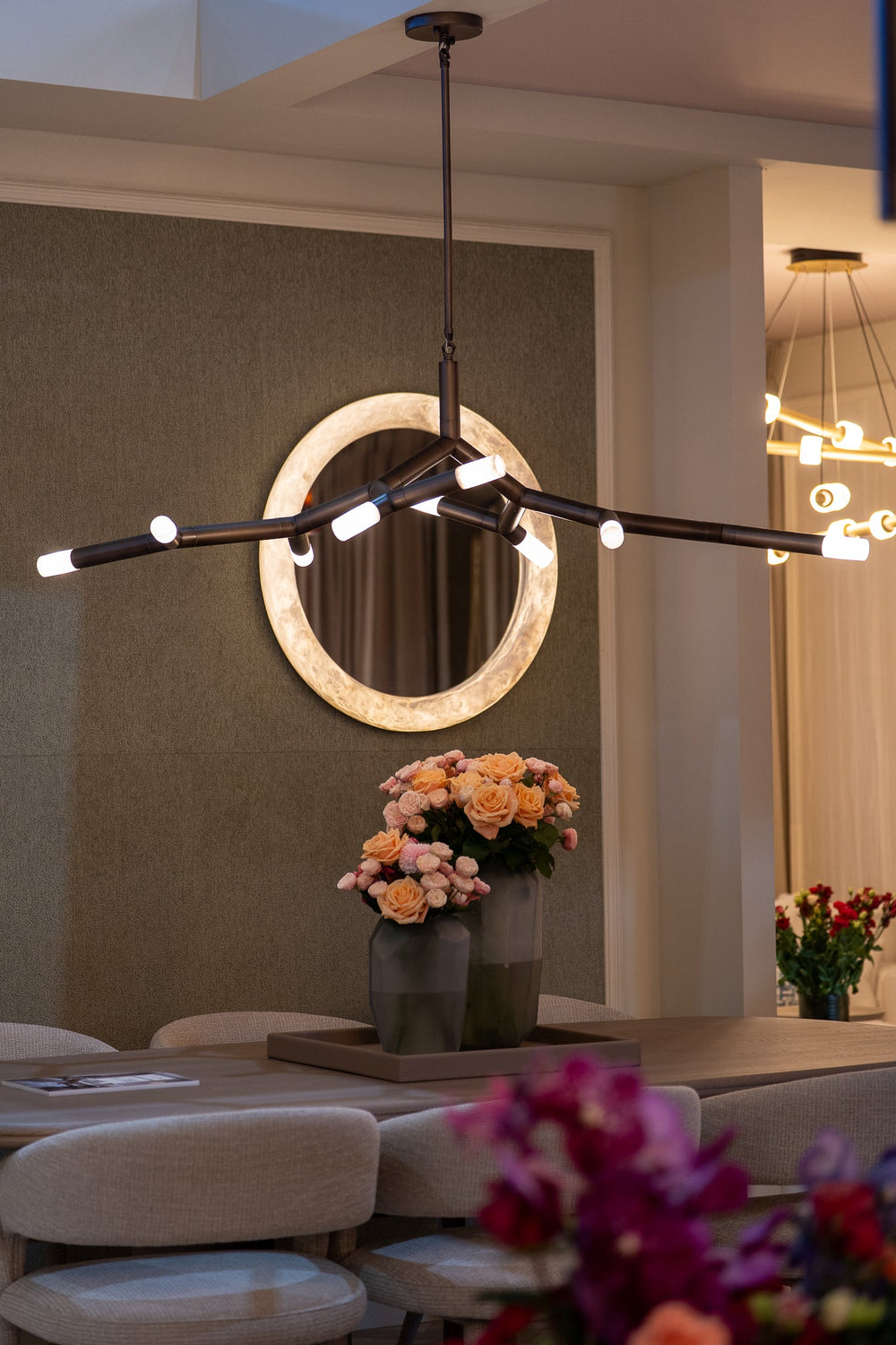 Kroonluchter Scott in albast en aluminium met geborstelde bronsafwerking in een interieur