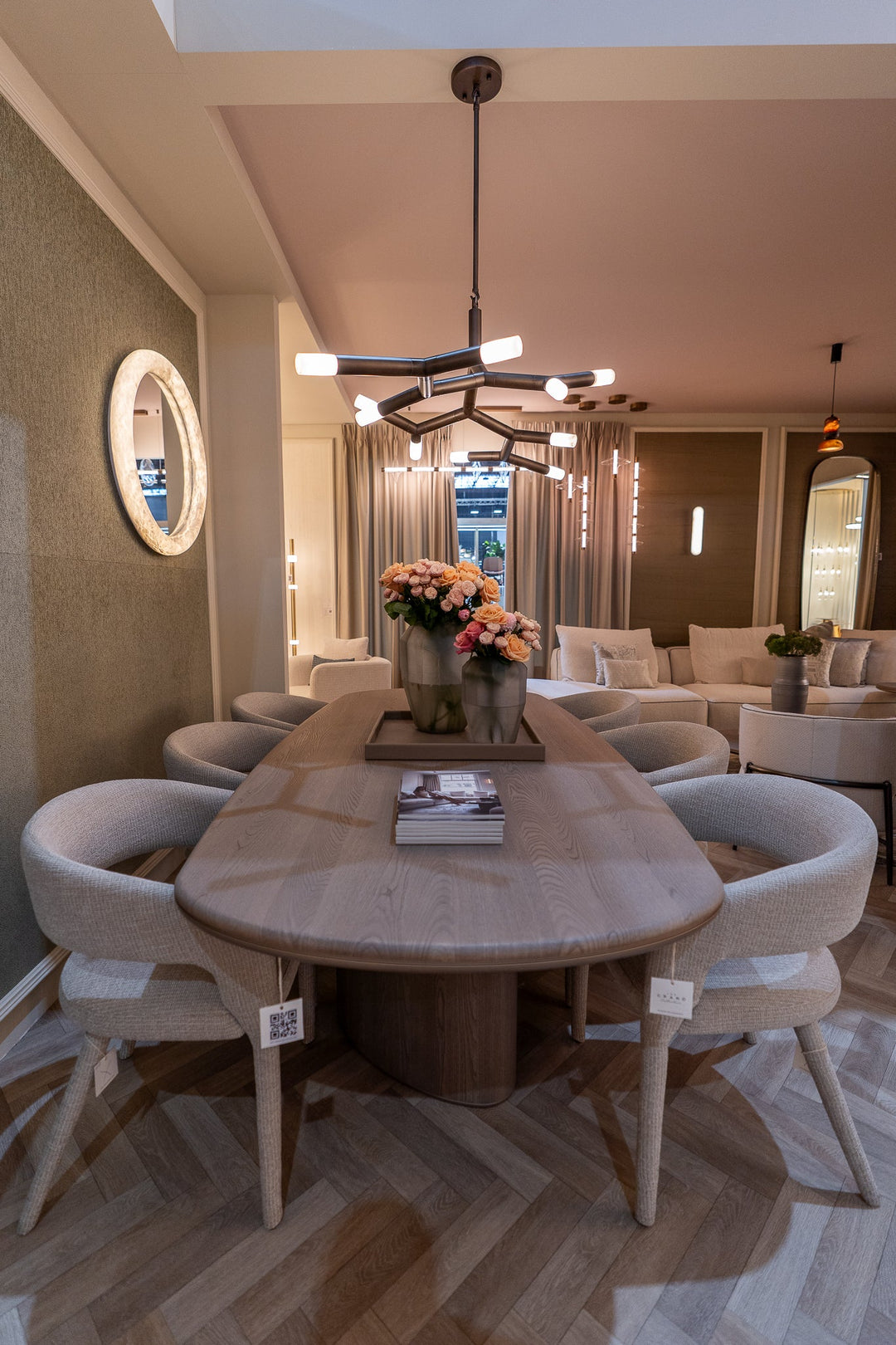 Kroonluchter Scott in albast en aluminium met geborstelde bronsafwerking in een interieur