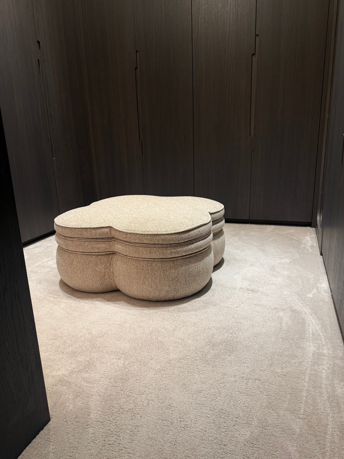 Poef Quadri in beige in een interieur