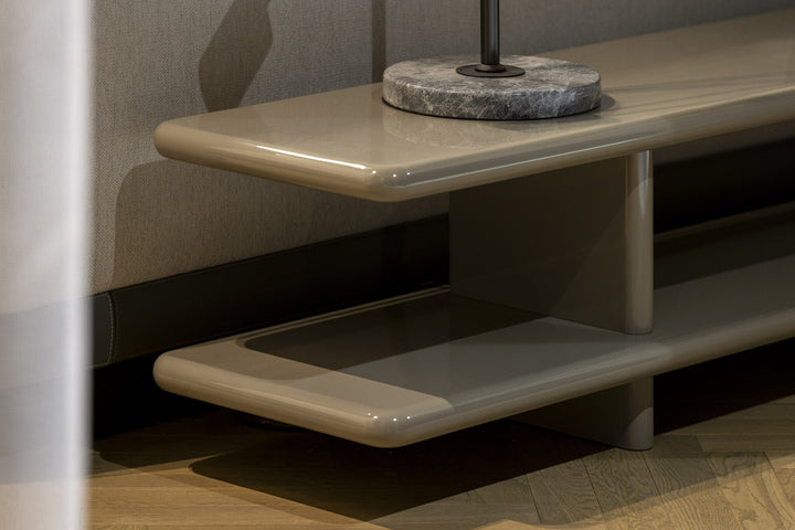 Console Cameron in lichttaupe hoogglans in een interieur