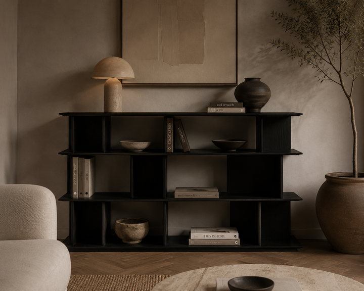 Kast Alexis in zwart eiken in een interieur