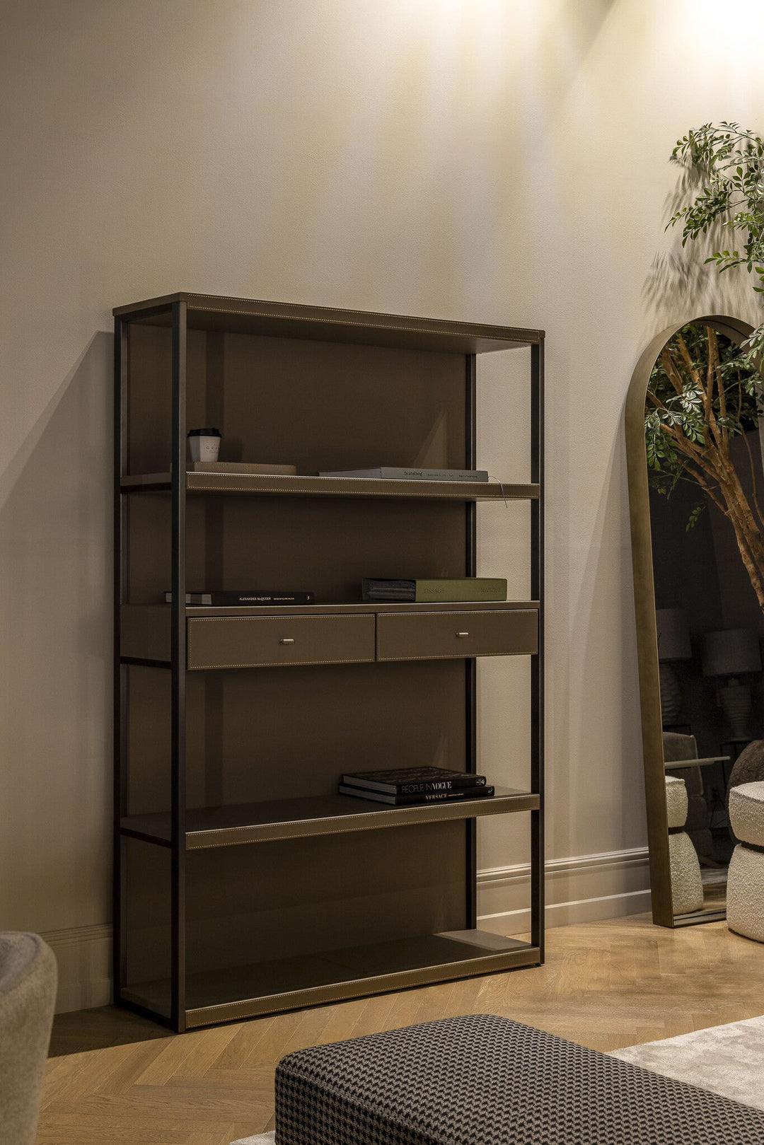 Boekenkast New York in geborsteld Gun Metal / Etoupe in een interieur