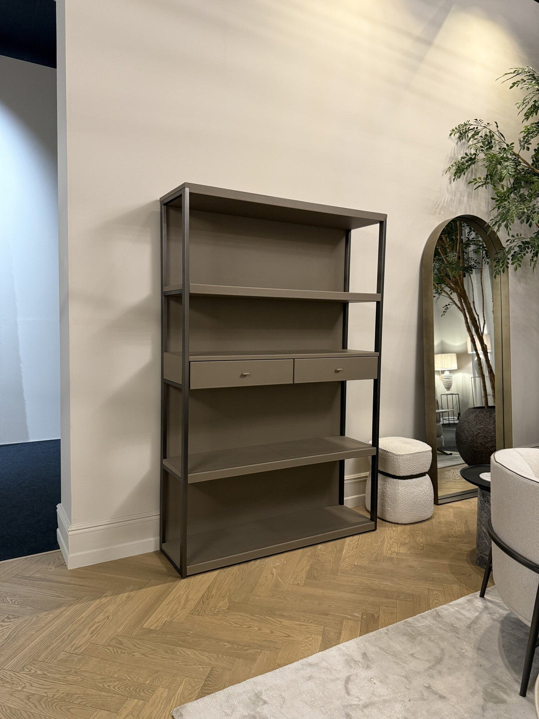 Boekenkast New York in geborsteld Gun Metal / Etoupe in een interieur