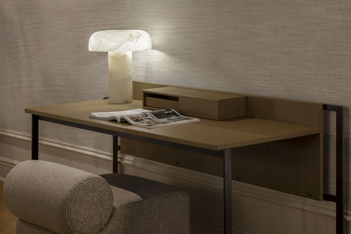 Bureau Volterra in beige leer structuur in een interieur