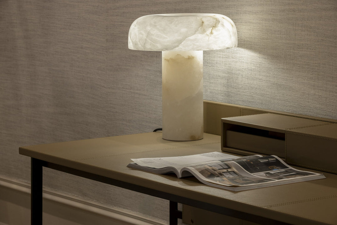 Bureau Volterra in beige leer structuur in een interieur