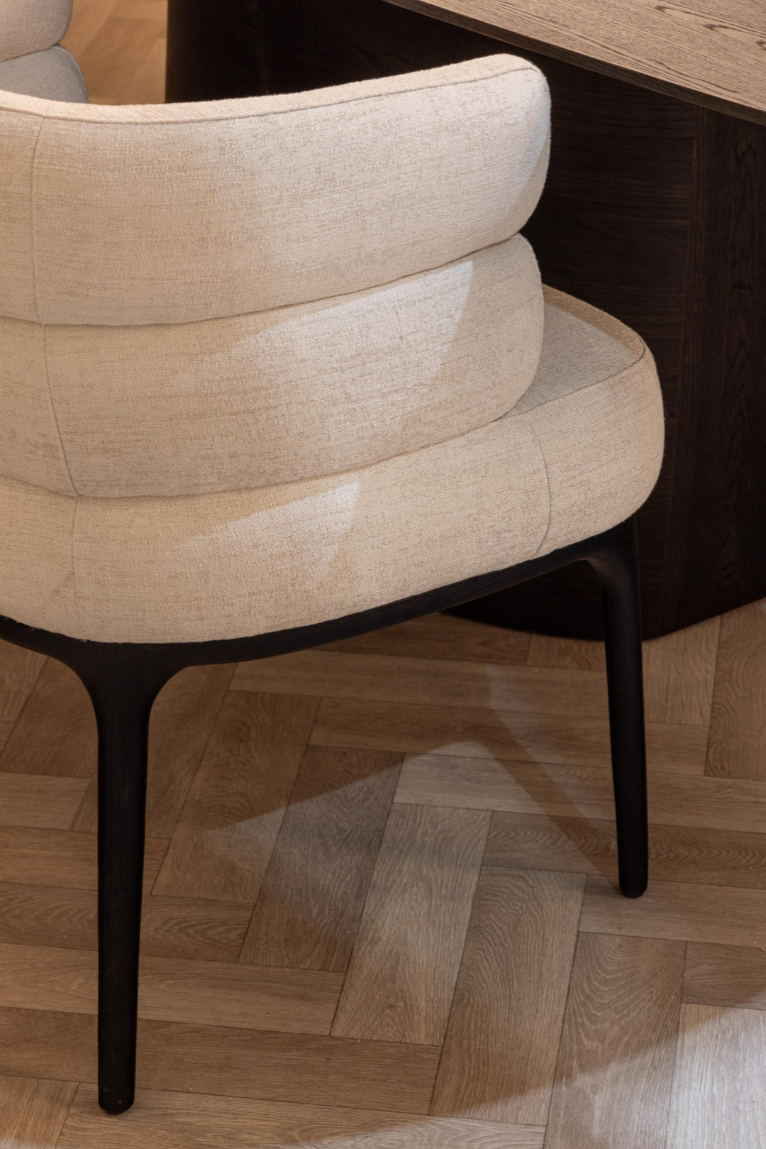 Eetkamerstoel Lyon in witbeige – detail
