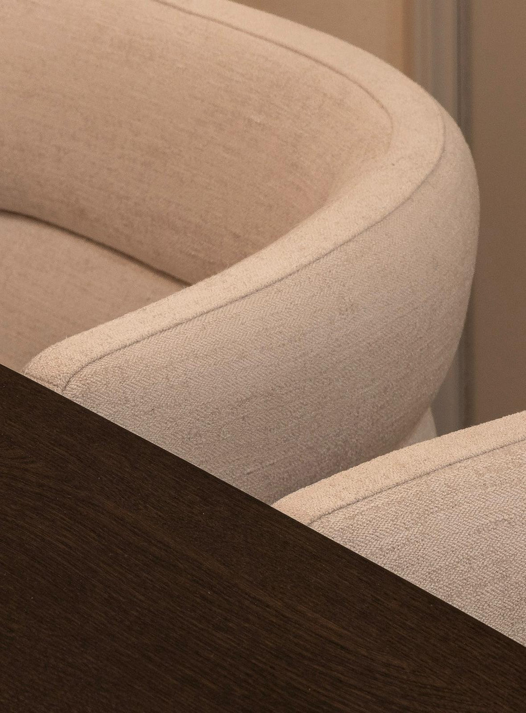Eetkamerstoel Lyon in witbeige – detail