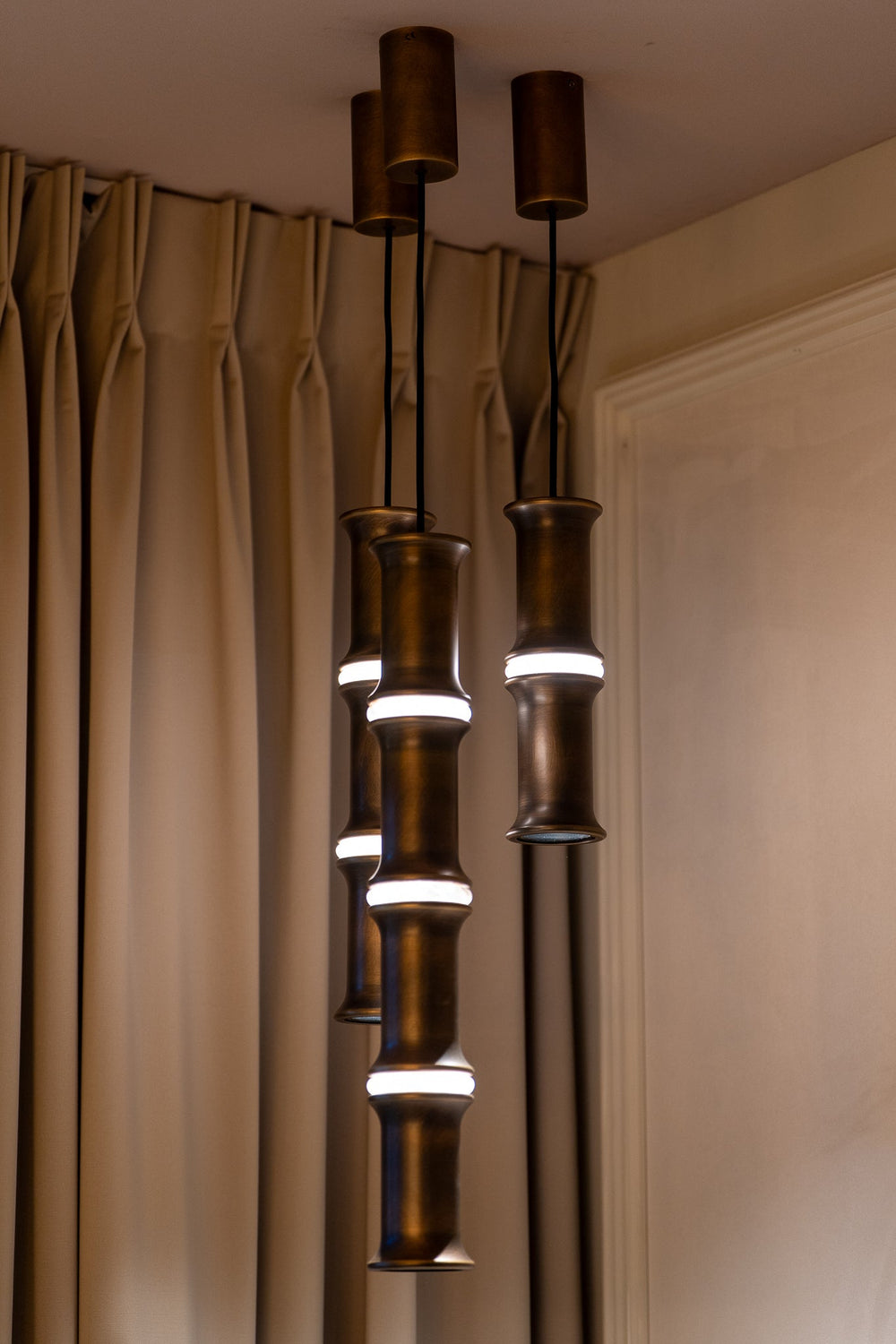 Hanglamp Bamboo in antieke bronsafwerking in een interieur