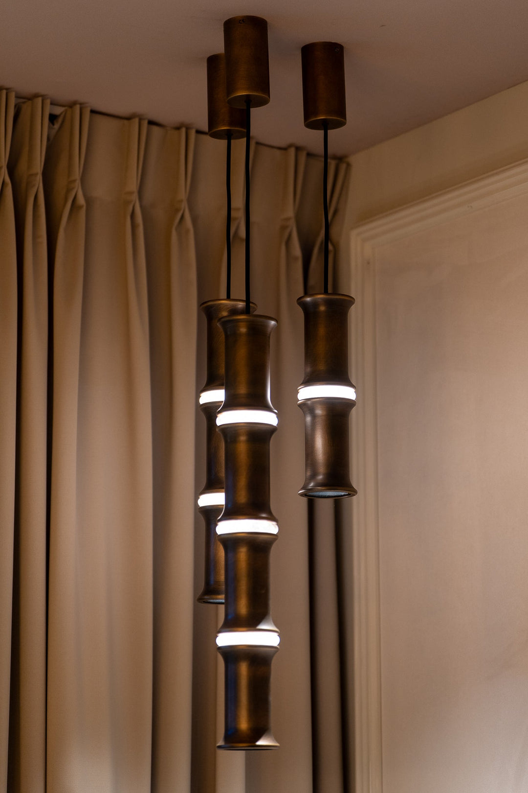 Hanglamp Bamboo in antieke bronsafwerking in een interieur