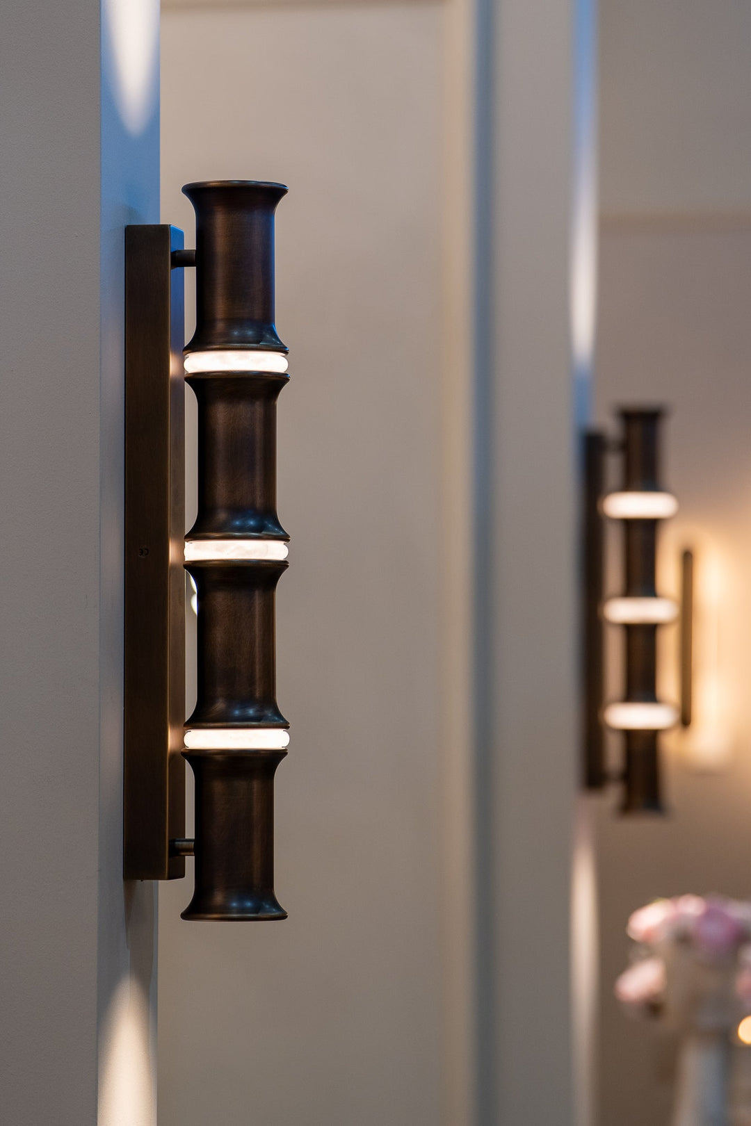 Wandlamp Bamboo in antiekbronsafwerking in een interieur