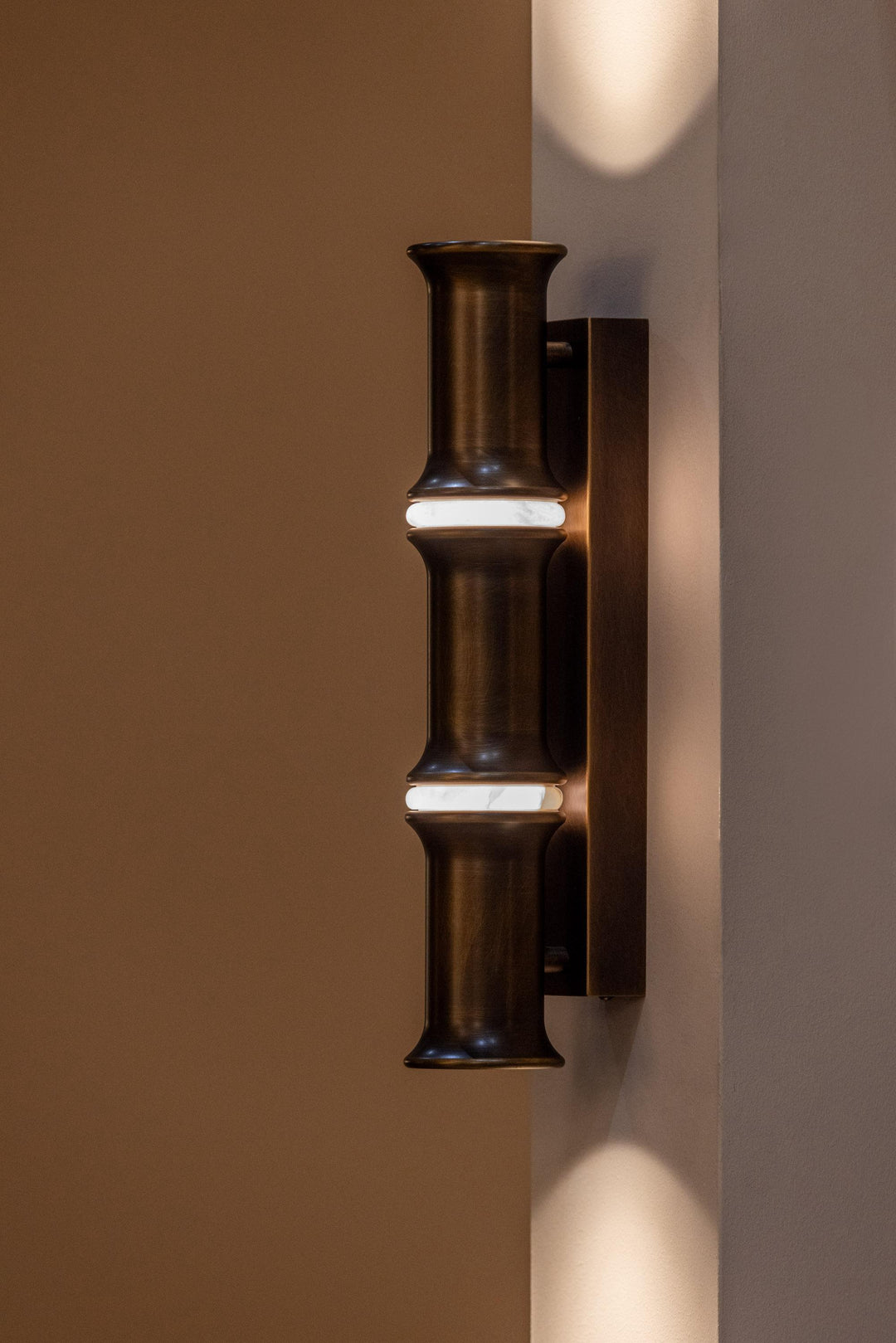 Wandlamp Bamboo in antiekbronsafwerking in een interieur