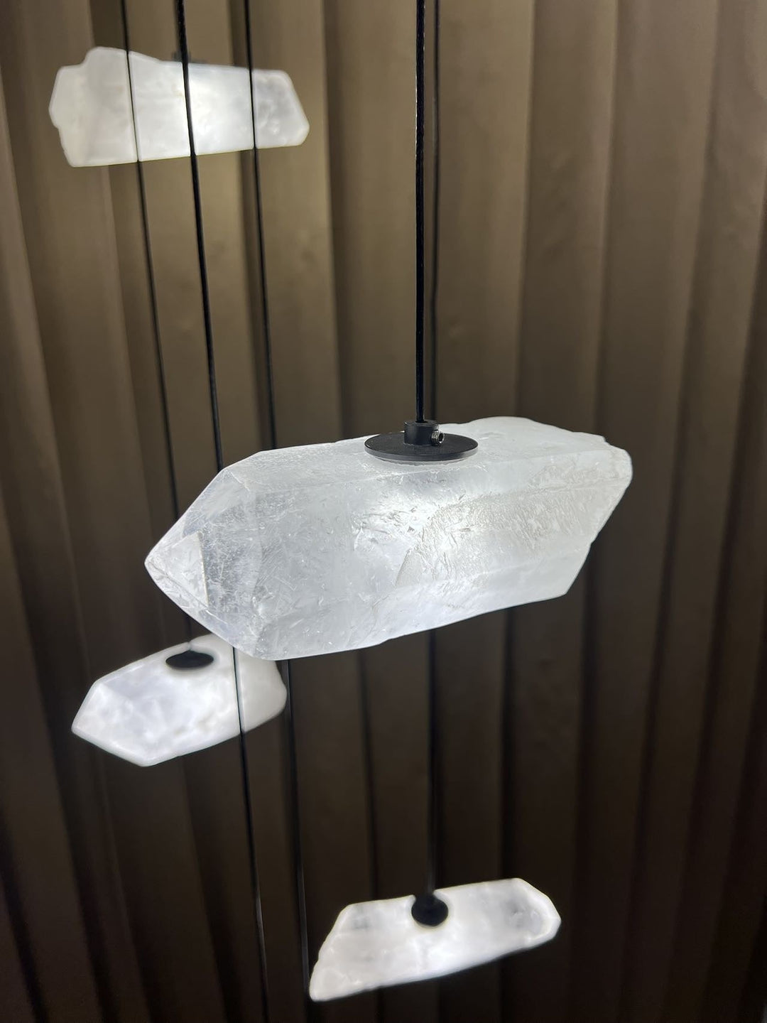 Kroonluchter Chrystal in bronsafwerking – detail